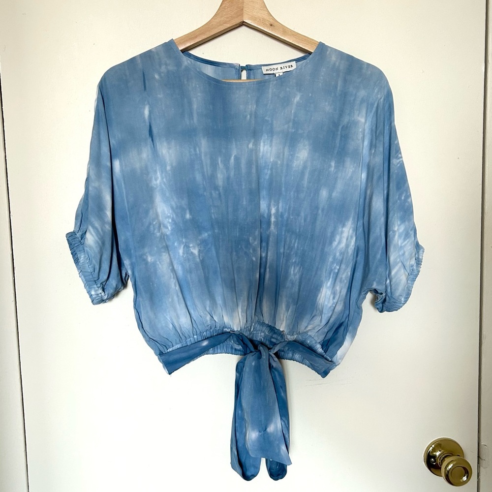 NWT Moon River Blue Tie Dye Cropped Blouse with Waist Tie, Blue/White